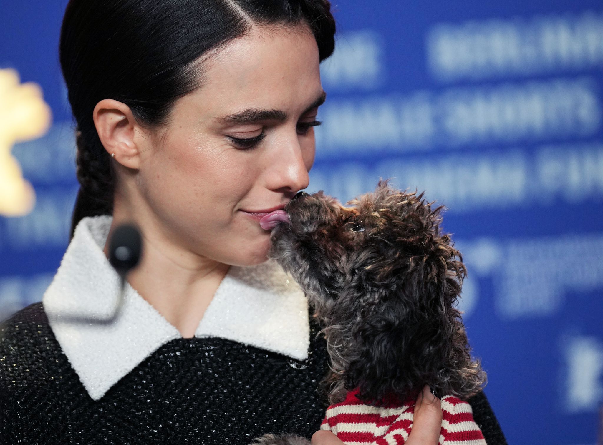 Margaret Qualley überrascht auf Pressekonferenz mit Hund