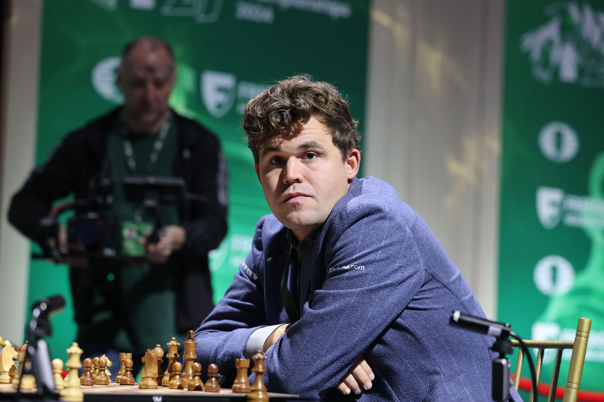 Schach: Carlsen verkauft berühmte Jeans für 36.100 US-Dollar