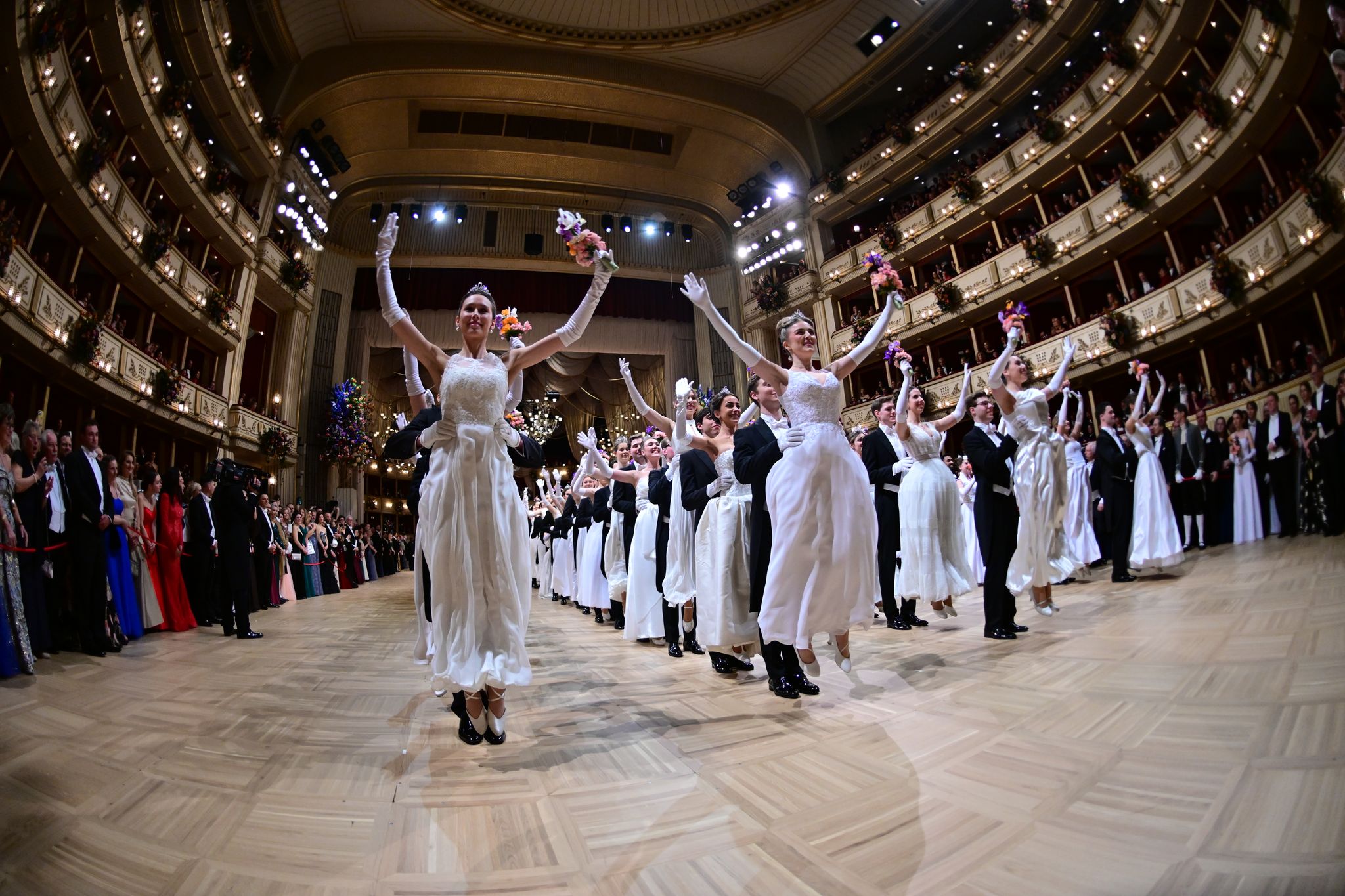 Opernball glitzert ohne Lugner mit Sternchen statt Stars